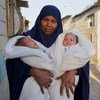 حليمة، 42 عاما، تحمل توأمها البالغ من العمر شهرين، في مخيم للنازحين الذين فروا من مدينة تاورغاء على بعد 600 كيلومتر غرب بنغازي.