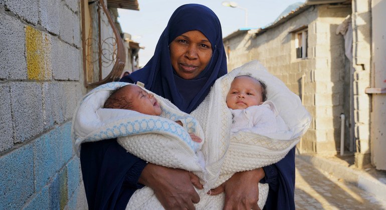 Халима, ее муж и восемь детей, включая новорожденных близнецов, живут в небольшом сарае из двух комнат в лагере для перемещенных лиц. 