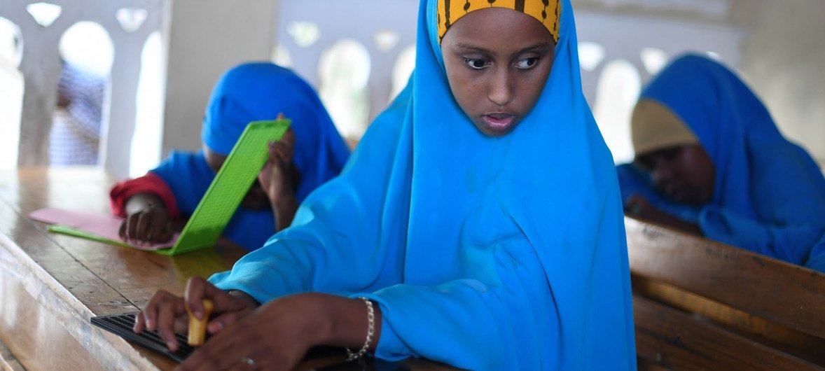 Mwanafunzi mwenye uoni hafifu akifanya mazoezi ya kutumia mashine ya nukta nundu kwenye shule ya watu wasioona ya Al-Noor  huko Mogadishu nchini Somalia.