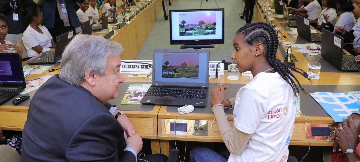 Le Secrétaire général de l’ONU, António Guterres discute avec une élève du codage numérique lors d’un atelier sur les sciences, la technologie, l'ingénierie et les mathématiques (STEM) organisé durant le 32e sommet de l'Union africaine à Addis-Abeba