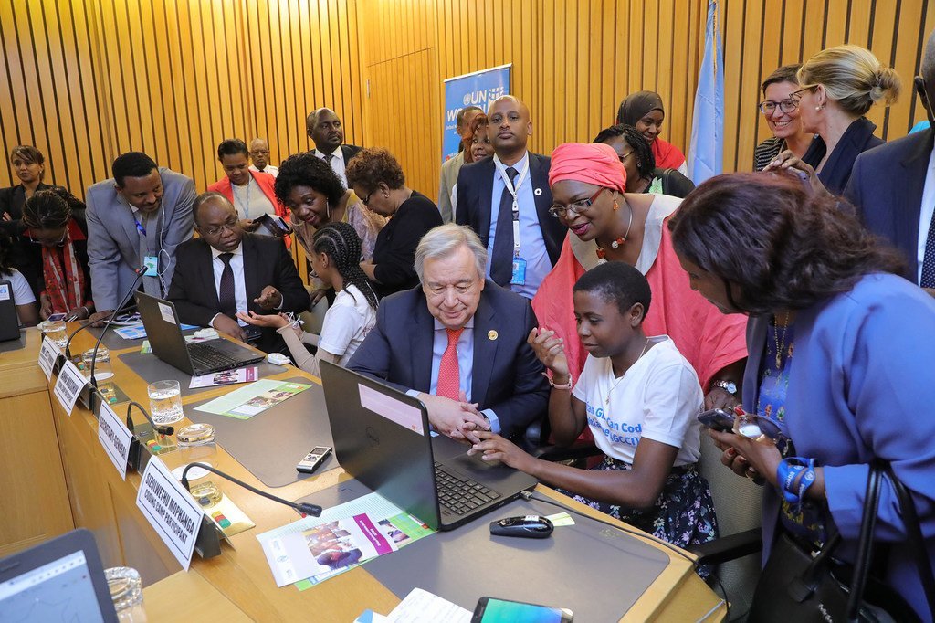En Ethiopie, le Secrétaire général de l'ONU, António Guterres, participe à un événement sur les filles et le codage numérique organisé par ONU Femmes.