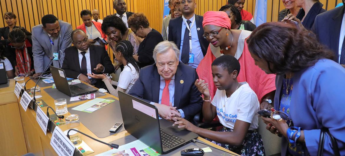 Katibu Mkuu wa Umoja wa Mataifa Antonio Guterres akihudhuria mkutano ulioandaliwa na UN Women kuhusu sayansi,teknolojia, uhandisi na hisabati (STEM) kuhusu programu za kompyuta.