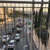 منظر لشارع في القدس بجوار البلدة القديمة، يُرى من خلال سياج معدني.