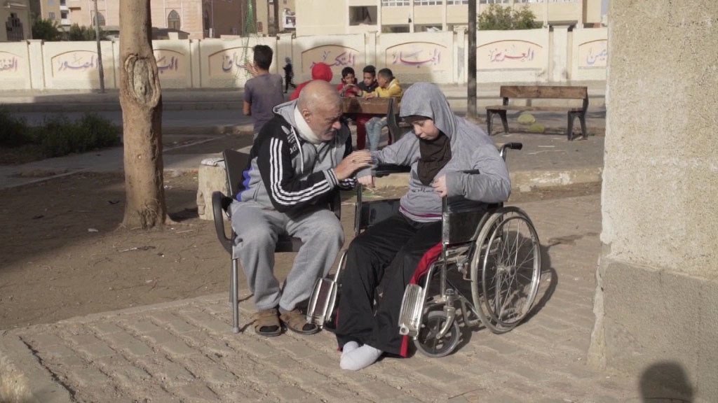 Wafika, 35 ans, et Taha, 25 ans, sont nés avec une paralysie cérébrale. Originaires de Damas, ils ont fuit la guerre en Syrie en 2013 et on trouvé refuge en Egypte 