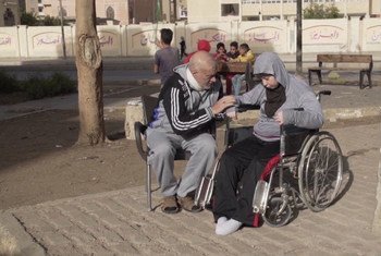 Wafika, 35 ans, et Taha, 25 ans, sont nés avec une paralysie cérébrale. Originaires de Damas, ils ont fuit la guerre en Syrie en 2013 et on trouvé refuge en Egypte 