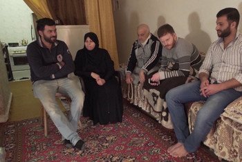 طه (ثاني من اليمين) لاجئ سوري ذو إعاقة. عاش طه وشقيقته وفيقة وهي ذات إعاقة أيضا معظم حياتهما داخل المنزل، وهما يكافحان من أجل التحرك والتواصل والتفاعل مع الناس من حولهما. 