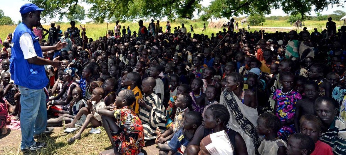 人道主义工作者在向南苏丹的流离失所者做宣讲。 