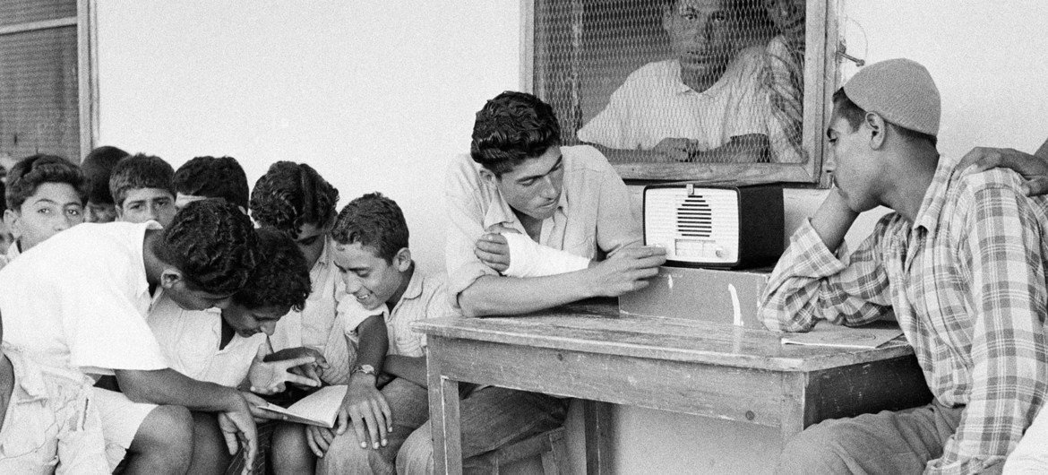 Refugiados palestinos escuchan la radio en la Franja de Gaza el primero de enero de 1954.