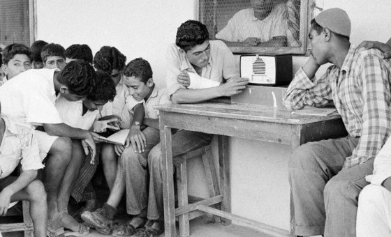  Refugiados da Palestina na Faixa de Gaza ouvindo o rádio no dia primeiro de janeiro de 1954.