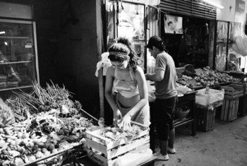 Mujeres comprando en un mercado de Asunción, Paraguay