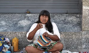 Una mujer guaraní teje en las calles de Asunción, Paraguay