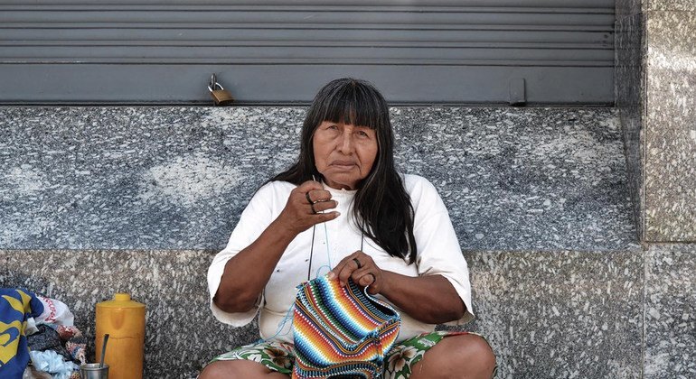 Una mujer guaraní teje en las calles de Asunción, Paraguay