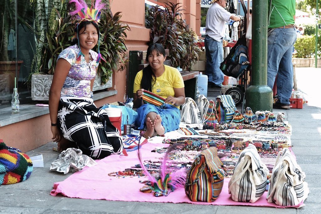 巴拉圭亚松森的两名瓜拉尼土著妇女。