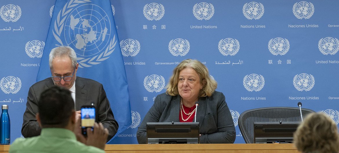 ماريا ريبيرو منسقة الأمم المتحدة للشؤون الإنسانية في ليبيا تتحدث في مؤتمر صحفي في مقر الأمم المتحدة بنيويورك.
