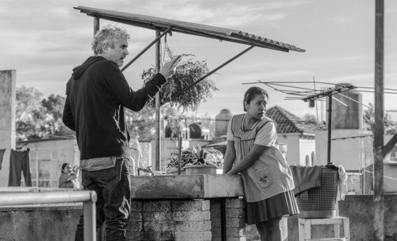 Alfonso Cuarón e Yalitza Aparicio filmando uma cena do filme Roma