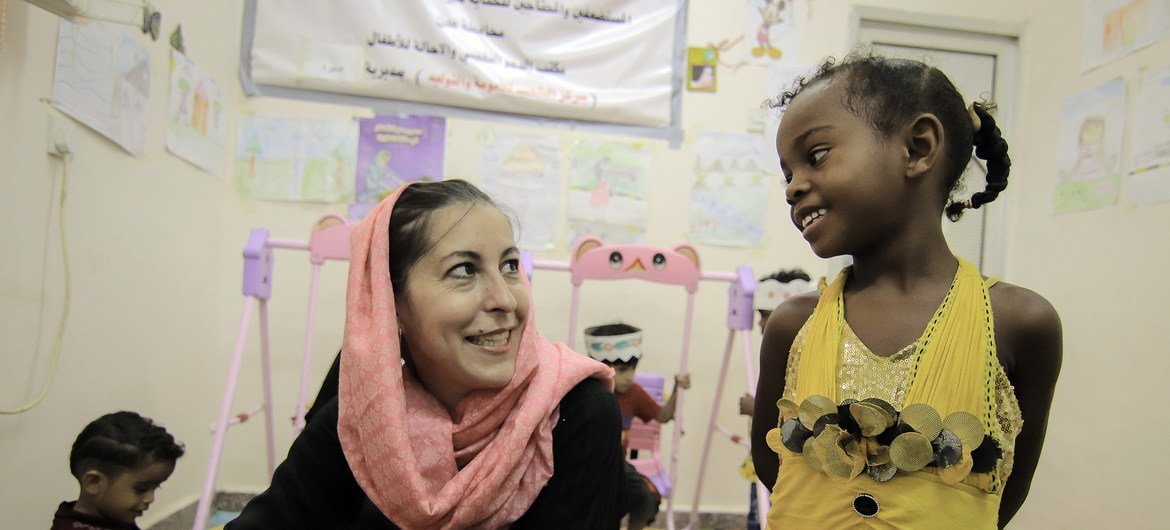 Meritxell Relaño, representante de UNICEF en Yemen, habla con una niña en la zona infantil del hospital de Alqatee'a en Adén.