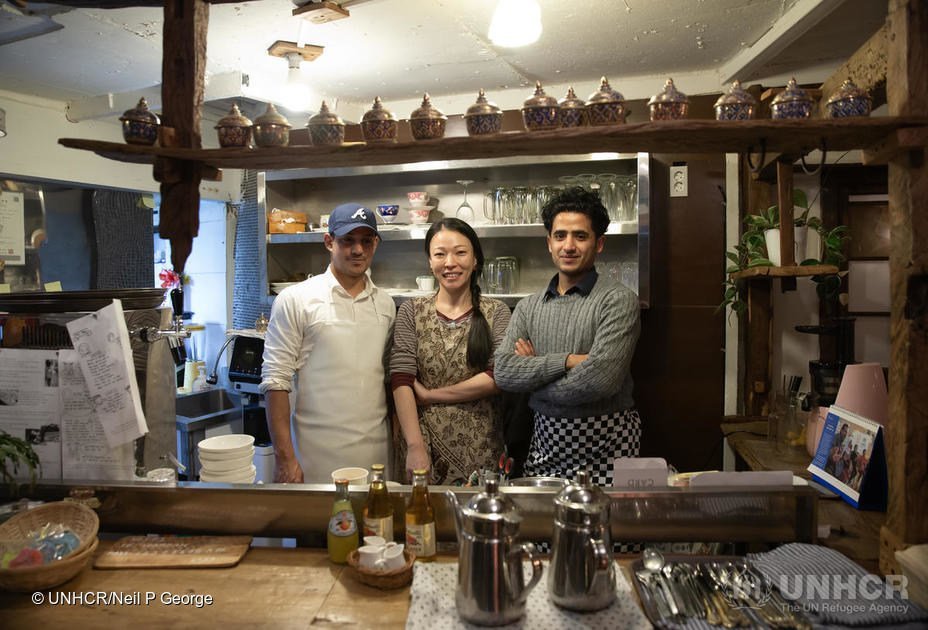 (من اليسار) الشيف أمين المعمري، مالكة المطعم ها مين-كيونغ، والنادل سامي البعداني داخل مطعم وردة، أول مطعم يمني في جزيرة جيجو في كوريا الجنوبية. 