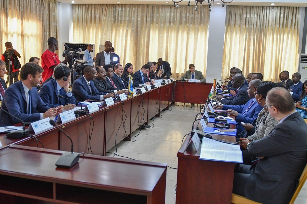在科特迪瓦阿比让，赤道几内亚驻联合国大使Anatolio Ndong Mba、安理会主席和访问科特迪瓦代表团团长（左中），与科特迪瓦外交部长Marcel Amon-Tanoh率领的一个部长代表团举行会晤。