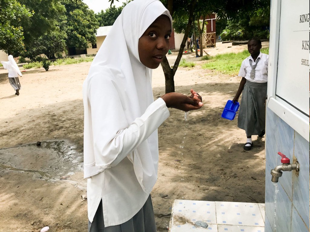 Une jeune fille d'une école à Bagamoyo, en Tanzanie, où l'eau était salée avant la mise en oeuvre d'un projet de collecte d'eau de pluie.