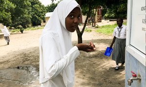 Une jeune fille d'une école à Bagamoyo, en Tanzanie, où l'eau était salée avant la mise en oeuvre d'un projet de collecte d'eau de pluie.
