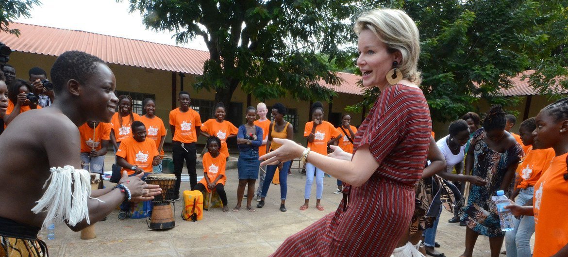 Rainha Mathilde da Bélgica interage com dançarino durante evento em Maputo, Moçambique.