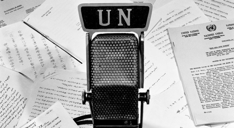 Un micro de radio utilisé par la Radio des Nations Unies. Août 1960.