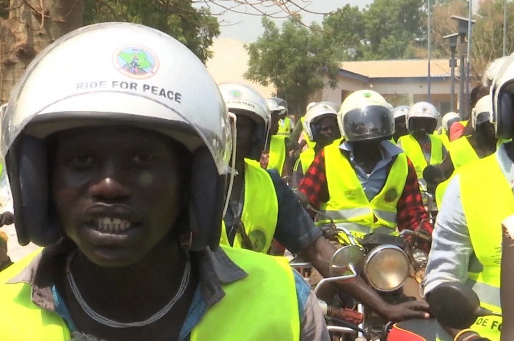 موكب  من أكثر مائة من دراجات البودا بودا النارية في  شوارع بلدة بونج الصغيرة المزدحمة الواقعة في مقاطعة مابان في جنوب السودان.