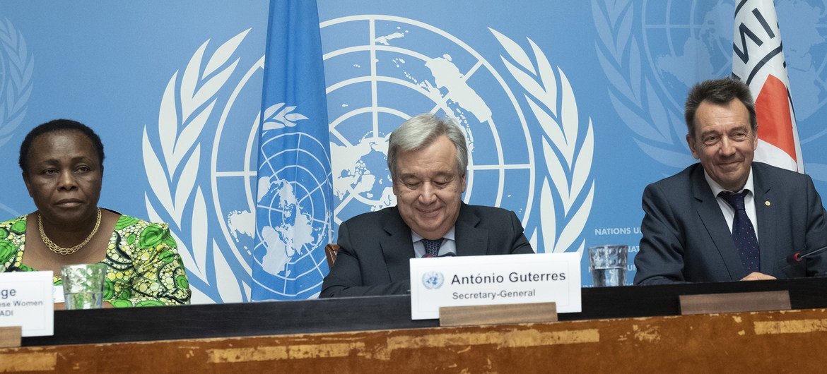Le Secrétaire général António Guterres (au centre) avec Peter Maurer, président du Comité international de la Croix-Rouge (CICR), et de Julienne Lusenge, militante congolaise des droits de l'homme, lors d'une conférence de presse.