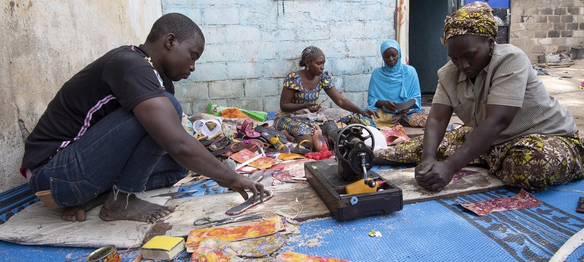 Des Camerounais déplacés par des attaques de Boko Haram ont été formés à la fabrication d'articles en cuir afin de générer des revenus. (Janvier 2019)
