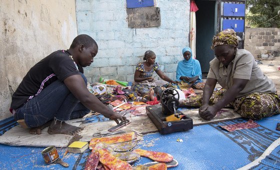 Camaroneses que foram deslocados pelos ataques do Boko Haram aprenderam a fabricar artigos de couro para gerar renda.