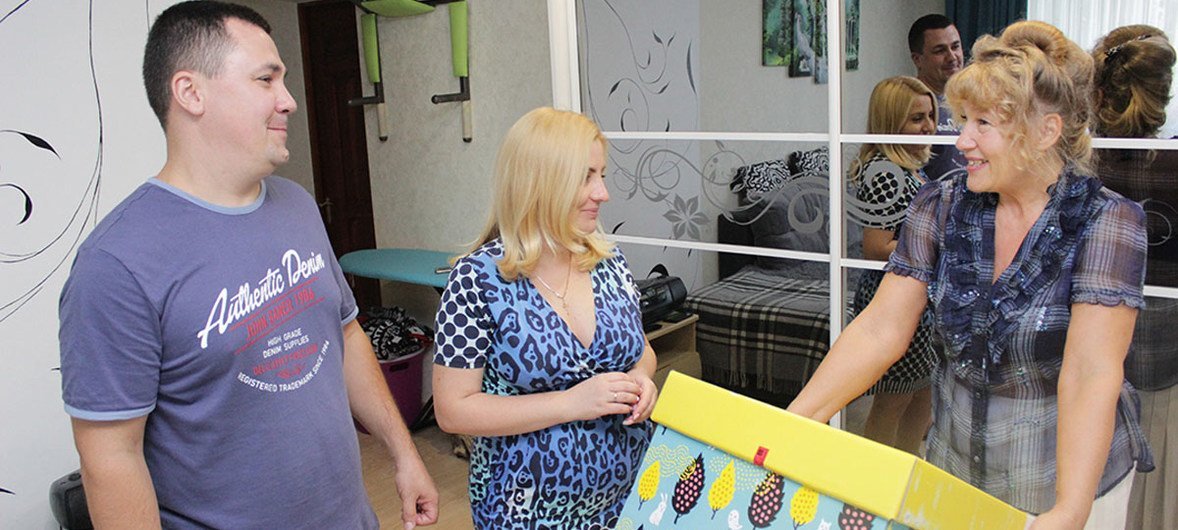Тысячи семей на Украине получили наборы для новорожденных детей