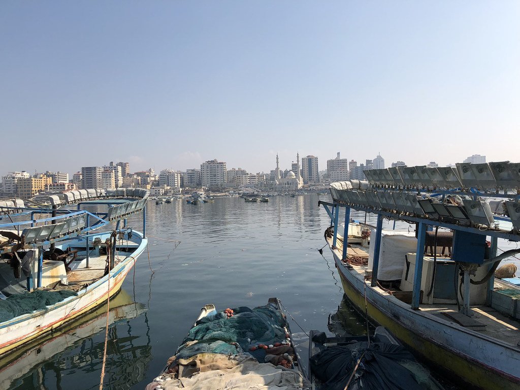 قوارب صيد في غزة، وتظهر في الخلفية مدينة غزة.