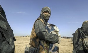 许多叙利亚家庭为躲避战火被迫逃离代尔祖尔省，艰辛跋涉300公里前往北部的阿尔霍尔境内流离失所者营地。