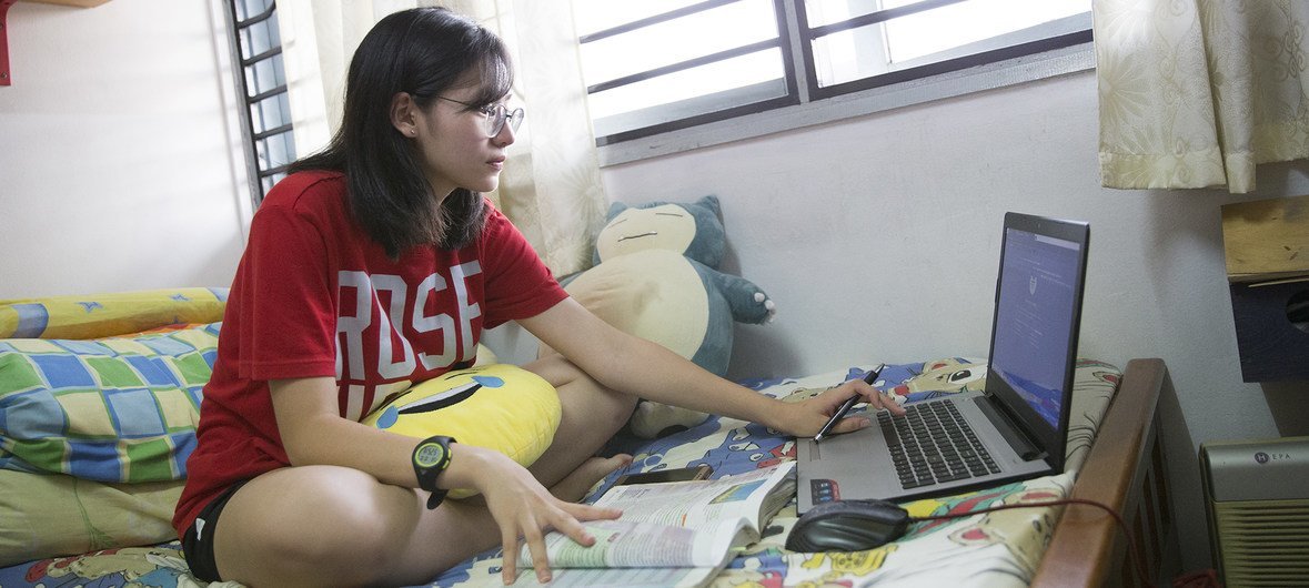 Una joven utiliza el internet para estudiar.