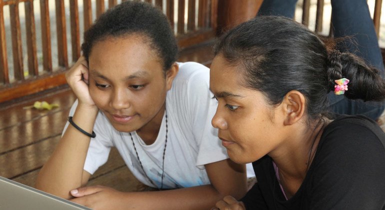 UNICEF promueve el uso seguro de internet entre adolescentes en Dili, Timor-Leste.
