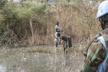 Des Casques bleus de la Mission des Nations Unies au Soudan du Sud (MINUSS) mènent une patrouille de collecte de bois de chauffage pour les femmes du site de la protection des civils de la mission à Bentiu.
