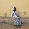 一名八岁的孤身女童独自坐在尼日利亚东北部的一处流离失所者营地内。