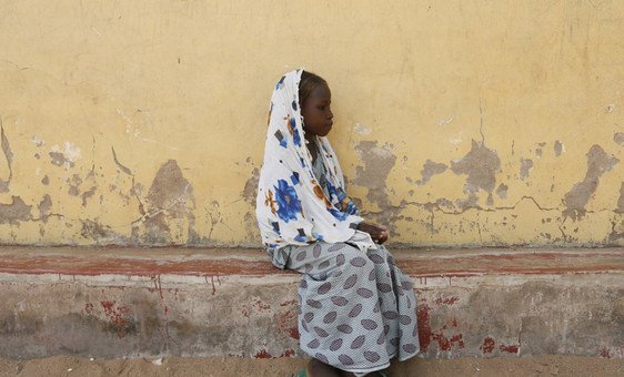 Um menor desacompanhado de oito anos em acampamento para os deslocados internos no estado de Adamawa, nordeste da Nigéria.