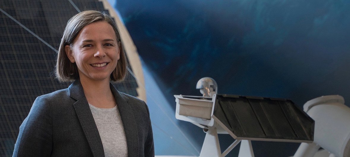 Lisa Harvey-Smith, es astrónoma, profesora de Práctica en Comunicación Científica y embajadora del Gobierno de Australia para las mujeres en ciencias, tecnología, ingeniería y matemáticas. 