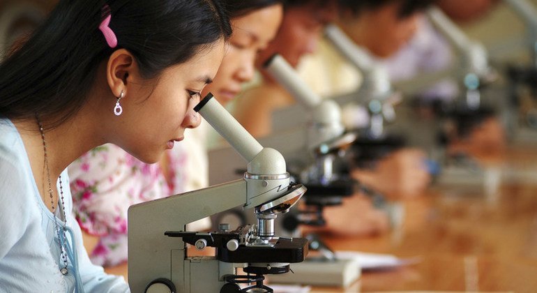 Niñas estudiantes de ciencia en Vietna. Aunque más niñas que nunca van a la escuela, están infrarrepresentada en las asignaturas de ciencia y tecnología.