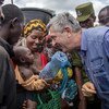 El Alto Comisionado de la ONU para los Refugiados, Filippo Grandi, habla con una mujer y su bebé durante su visita oficial al campo de refugiados de Nyarugusu en el Distrito de Kasulu, al oeste de Tanzania, el 7 de febrero de 2019.