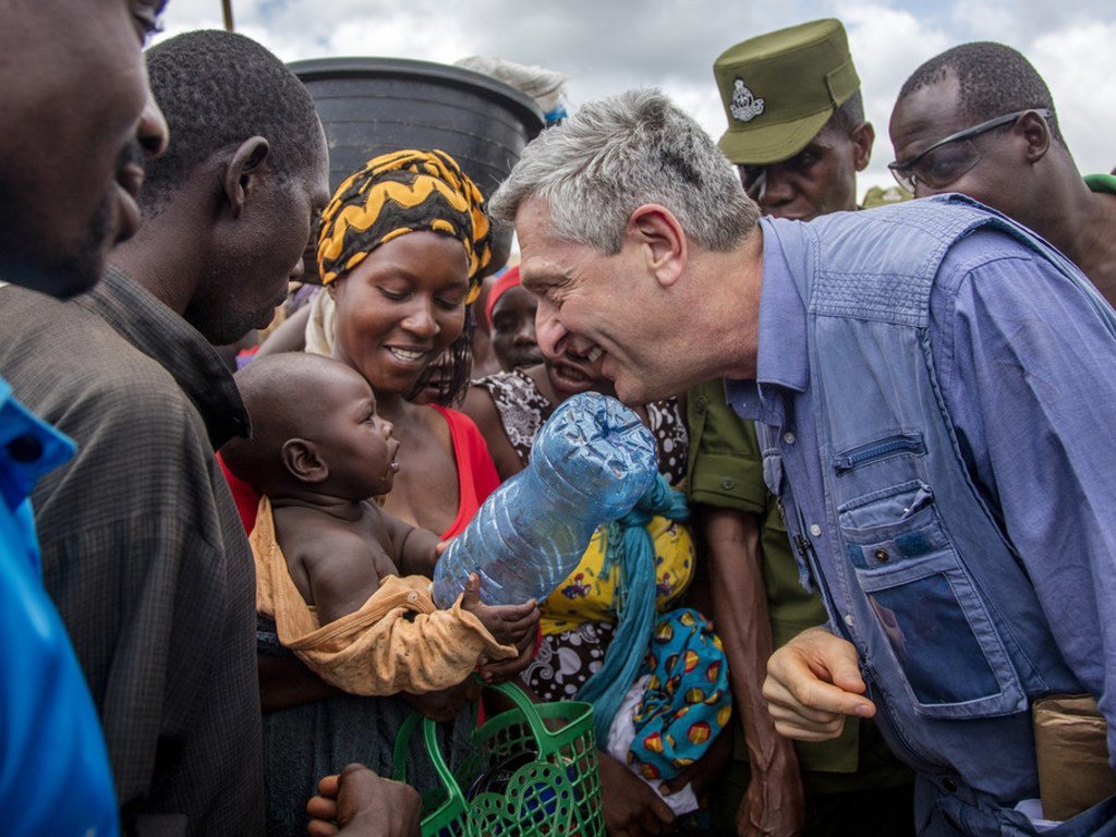 Filippo Grandi, Haut-Commissaire de l'ONU pour les réfugiés, s'entretient avec une femme et son bébé lors de sa visite au camp de réfugiés de Nyarugusu dans le district de Kasulu, dans l'ouest de la Tanzanie, le 7 février 2019.