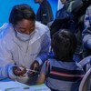 一个叫胡安的9岁男孩在母亲的陪同下，在联合国儿童基金会在哥伦比亚边境开办的健康点接种疫苗。 联合国儿童基金会发起了一项区域应对计划，以支持委内瑞拉的儿童和家庭以及收容社区的儿童。