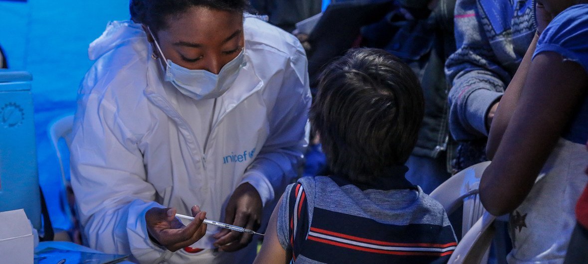 一个叫胡安的9岁男孩在母亲的陪同下，在联合国儿童基金会在哥伦比亚边境开办的健康点接种疫苗。 联合国儿童基金会发起了一项区域应对计划，以支持委内瑞拉的儿童和家庭以及收容社区的儿童。