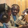 Agência da ONU está apoiando uma iniciativa que utiliza programas de rádio para ensinar leitura e matemática. 