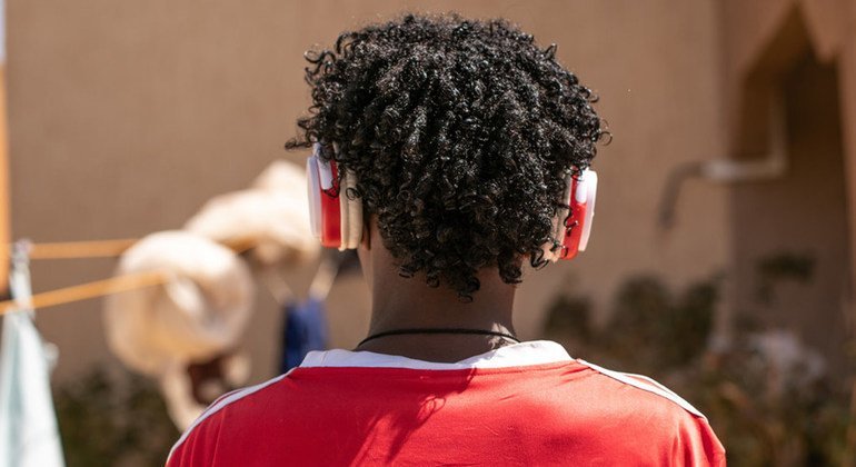 全球10亿年轻人听力受损，世卫组织今天提出新的准则，建议安装音控设备以安全听音乐。