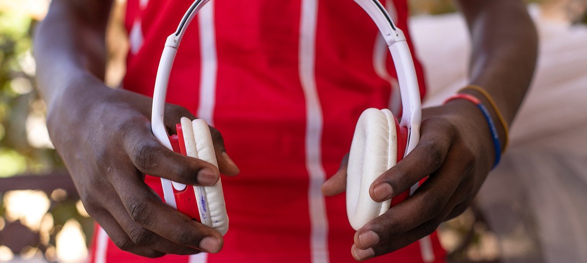 Mebratu, conocido como ‘Tanki’ entre sus amigos, es un chico de 16 años de Eritrea. La música es una de sus pasiones. Le encanta escuchar canciones tradicionales eritreas con los auriculares que encontró en un viaje a Niger. 