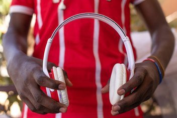 Около 1,1 миллиарда человек рискуют потерять слух. Причина – громкая музыка, которую они слушают в наушниках на своих смартфонах и плеерах