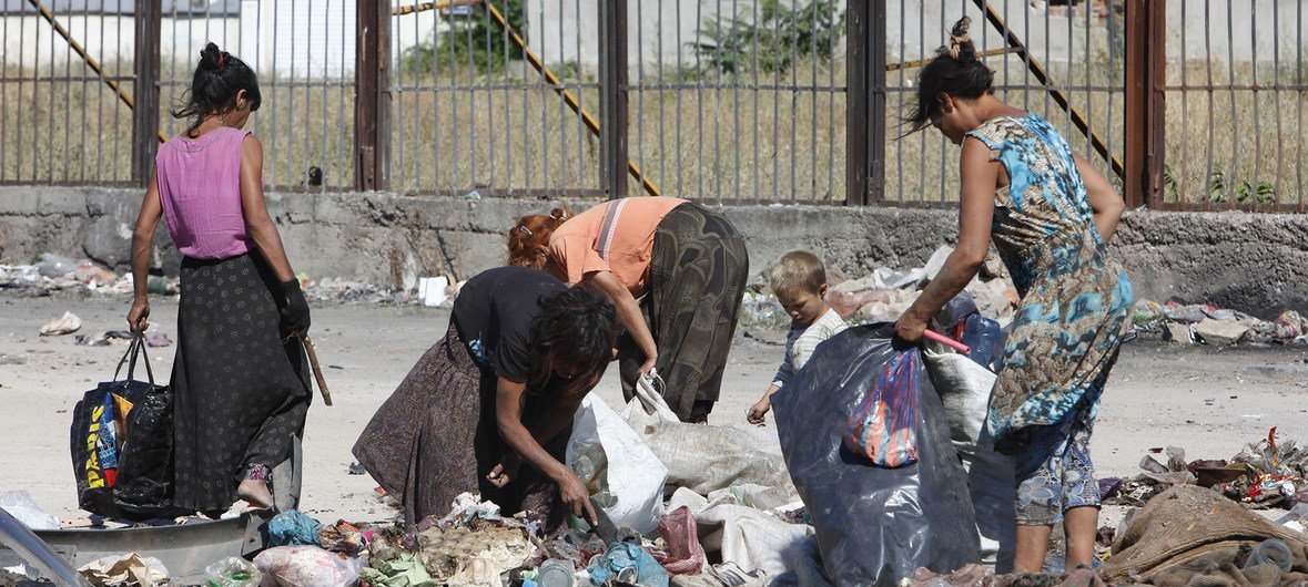 Niños y adultos gitanos trabajando en el vertedero del barrio de Nadezhda, en Bulgaria. Estas familias carecen de oportunidades de empleo, uno de los temas principales del Informe sobre Tendencias del Empleo Mundial de la OIT, 2019.