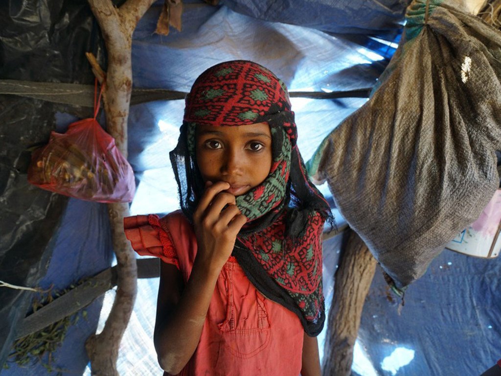 طفلة في مخيم للنازحين تقيم به عشرات الأسر التي فرت من الصراع في تعز والحديدة في اليمن. (نوفمبر 2018)